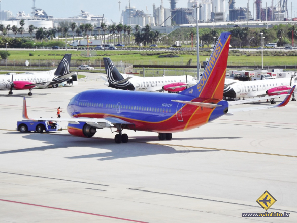 Boeing 737-3H4